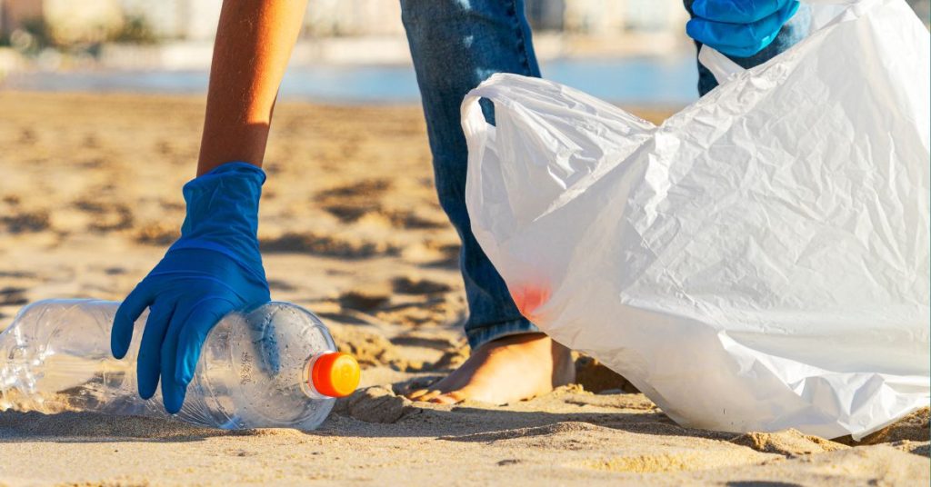 Reciclar plásticos en la playa